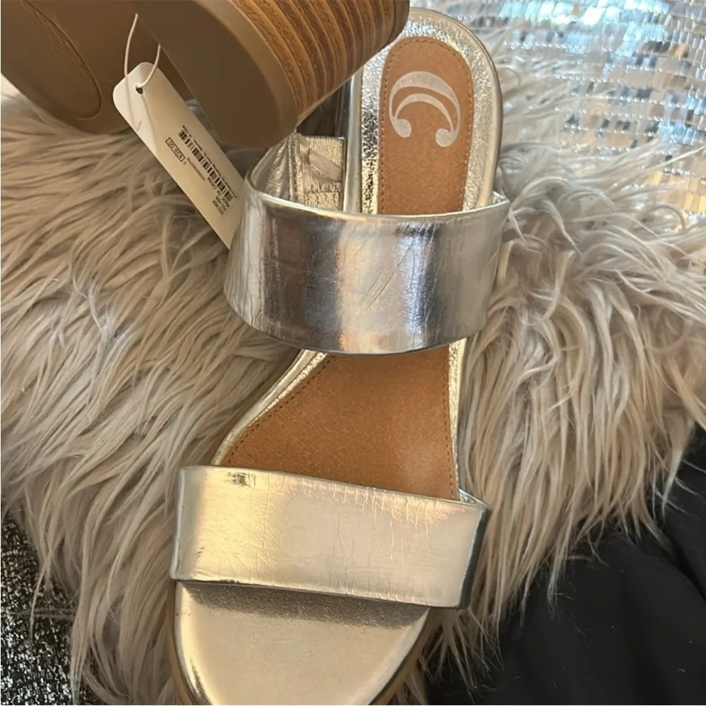 NWT Charming CHINESE LAUNDRY Modern Silver Metallic Sandals w double Straps SZ 7